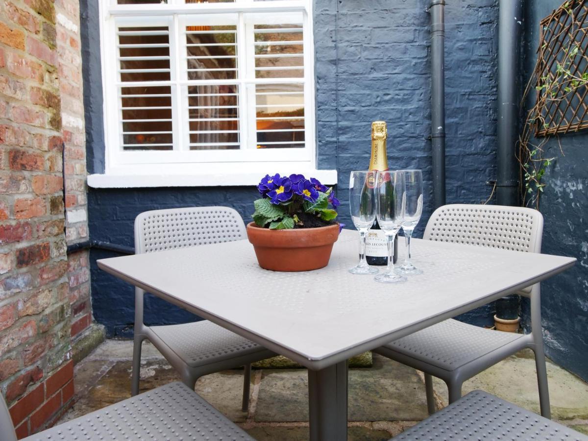 Bar Wall Cottage-City Wall Views-Sleeps 5 ヨーク エクステリア 写真